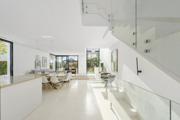 Casa Estrella - 5-Bedroom Villa in a Secure Gated Community in Marbella East