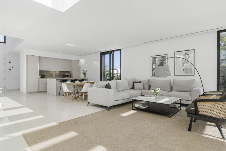Casa Estrella - 5-Bedroom Villa in a Secure Gated Community in Marbella East