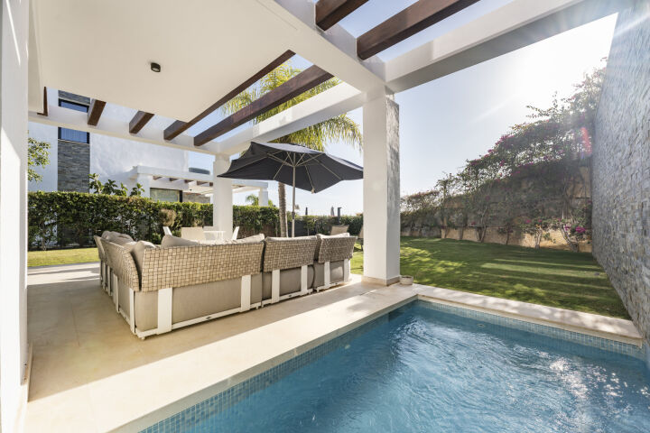 Casa Estrella - 5-Bedroom Villa in a Secure Gated Community in Marbella East