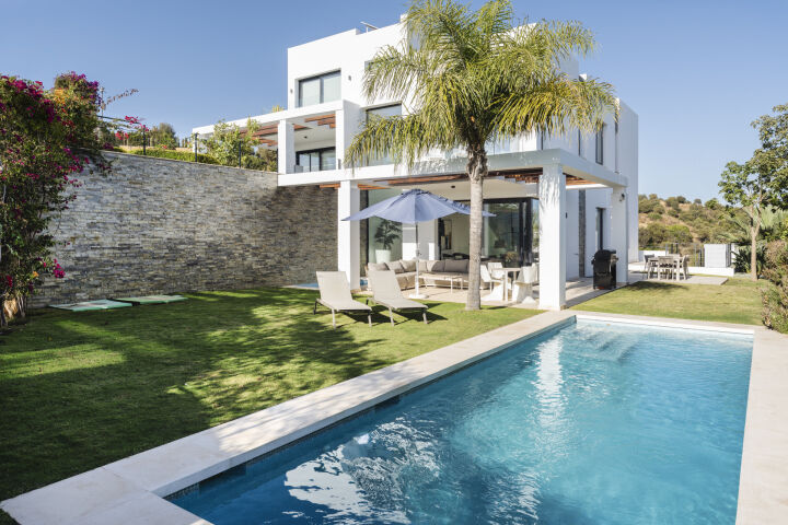 Casa Estrella - 5-Bedroom Villa in a Secure Gated Community in Marbella East
