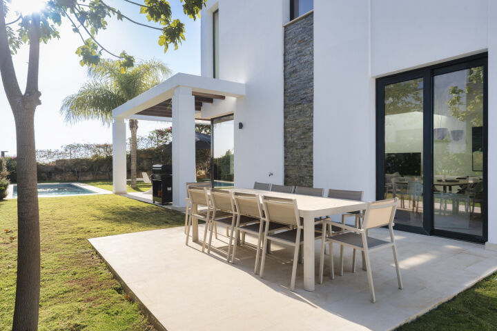 Casa Estrella - 5-Bedroom Villa in a Secure Gated Community in Marbella East