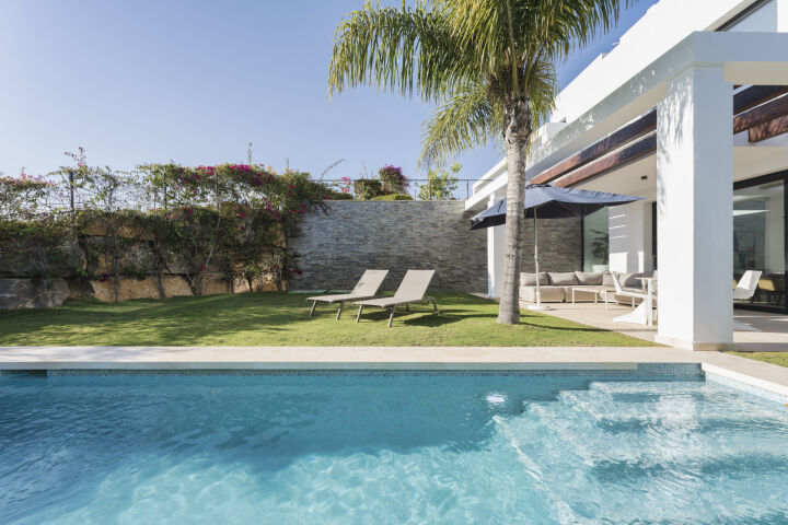 Casa Estrella - 5-Bedroom Villa in a Secure Gated Community in Marbella East