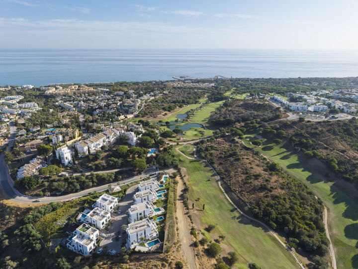 Casa Estrella - 5-Bedroom Villa in a Secure Gated Community in Marbella East