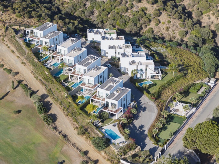 Casa Estrella - 5-Bedroom Villa in a Secure Gated Community in Marbella East