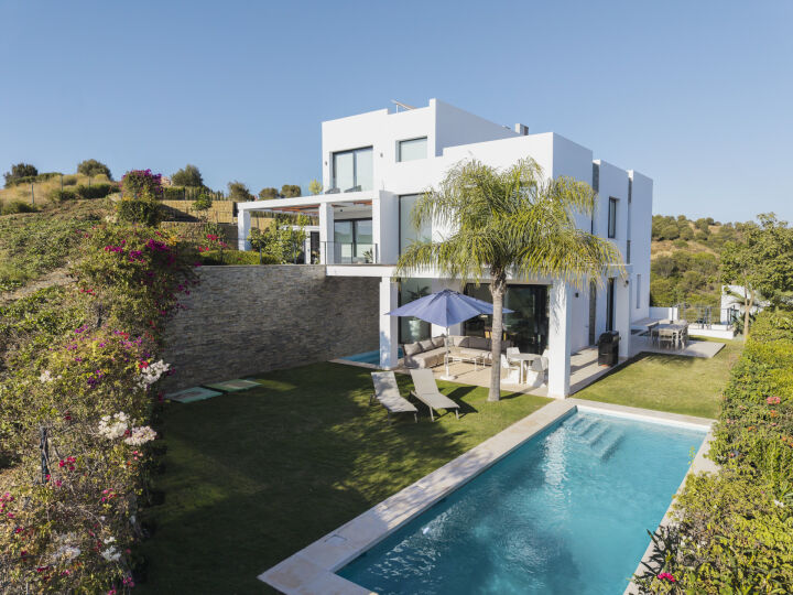 Casa Estrella - 5-Bedroom Villa in a Secure Gated Community in Marbella East