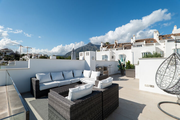 Casa Aria - Chic 3-Bedroom Townhouse with Expansive Views Near Puente Romano