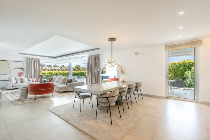 Villa Belphry - Contemporary Golf-View Villa with Infinity Pool on the New Golden Mile, Estepona