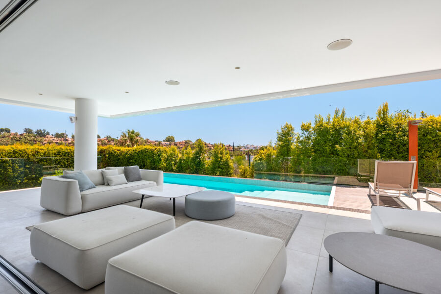 Villa Belphry - Villa contemporánea con vistas al campo de golf y piscina infinita en la Nueva Milla de Oro, Estepona