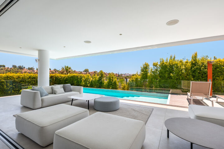 Villa Belphry - Contemporary Golf-View Villa with Infinity Pool on the New Golden Mile, Estepona