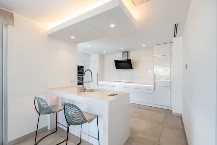 Villa Belphry - Contemporary Golf-View Villa with Infinity Pool on the New Golden Mile, Estepona