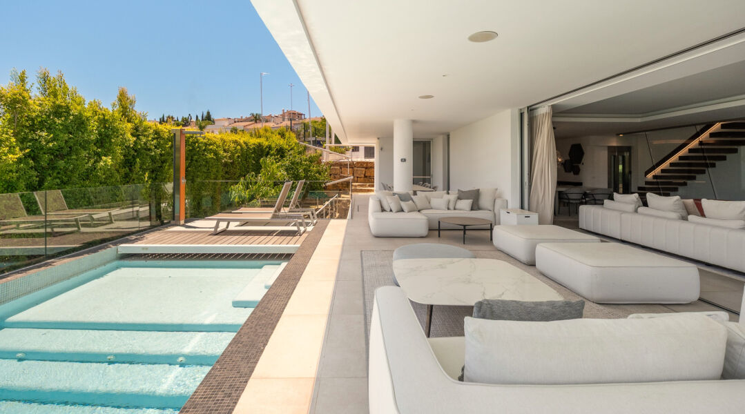 Villa Belphry - Villa contemporánea con vistas al campo de golf y piscina infinita en la Nueva Milla de Oro, Estepona