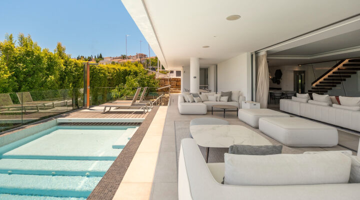 Villa Belphry - Contemporary Golf-View Villa with Infinity Pool on the New Golden Mile, Estepona