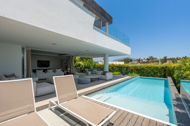 Villa Belphry - Contemporary Golf-View Villa with Infinity Pool on the New Golden Mile, Estepona