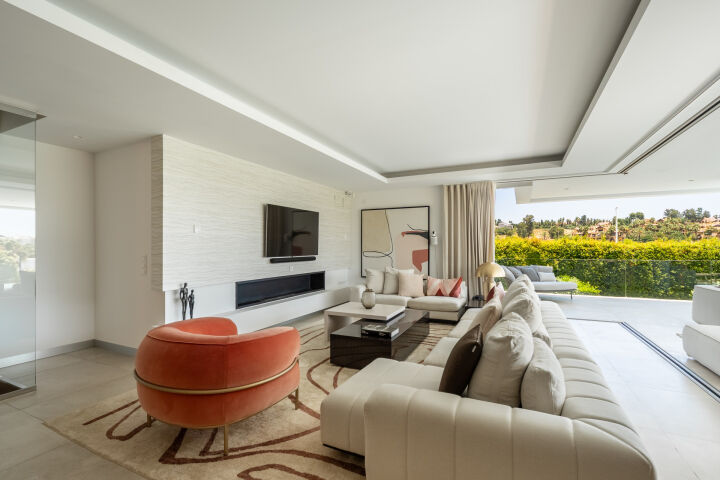Villa Belphry - Contemporary Golf-View Villa with Infinity Pool on the New Golden Mile, Estepona