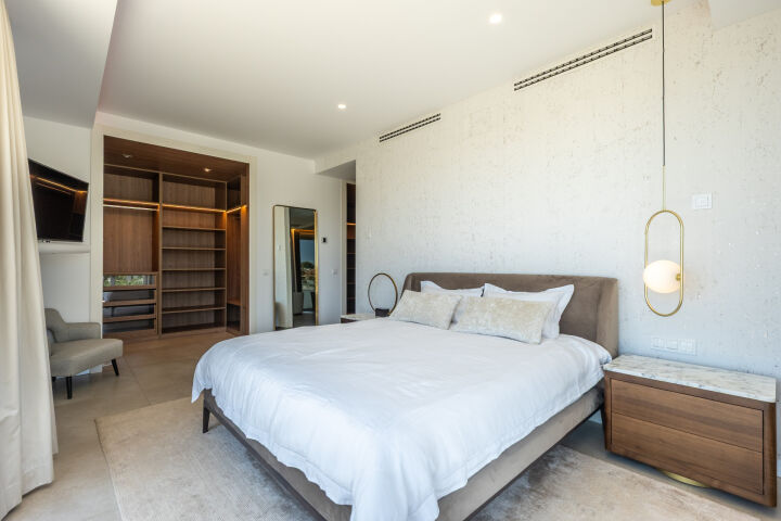 Villa Belphry - Contemporary Golf-View Villa with Infinity Pool on the New Golden Mile, Estepona