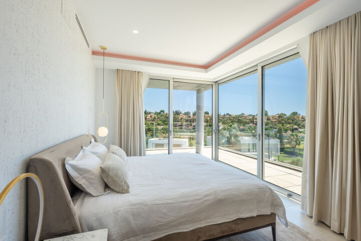 Villa Belphry - Contemporary Golf-View Villa with Infinity Pool on the New Golden Mile, Estepona