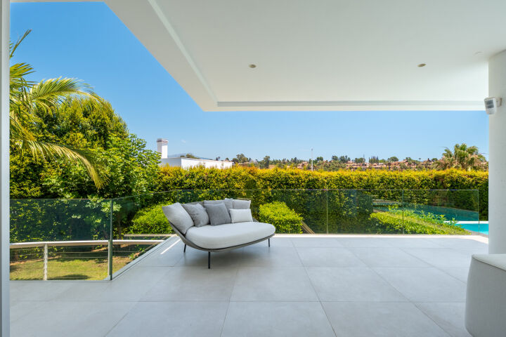 Villa Belphry - Contemporary Golf-View Villa with Infinity Pool on the New Golden Mile, Estepona