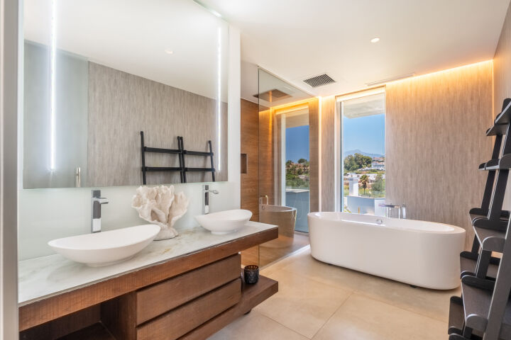 Villa Belphry - Contemporary Golf-View Villa with Infinity Pool on the New Golden Mile, Estepona