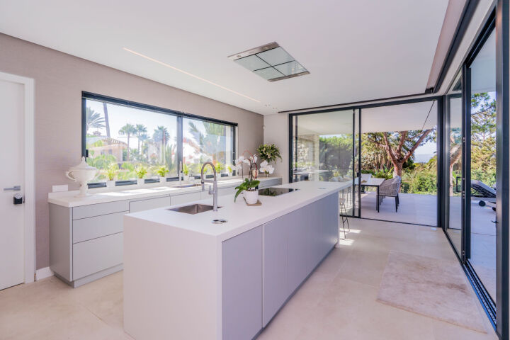 Villa View - Luxury Beachside Retreat in Marbesa, Marbella East