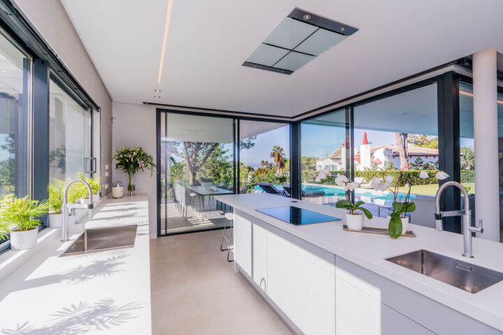 Villa View - Luxury Beachside Retreat in Marbesa, Marbella East