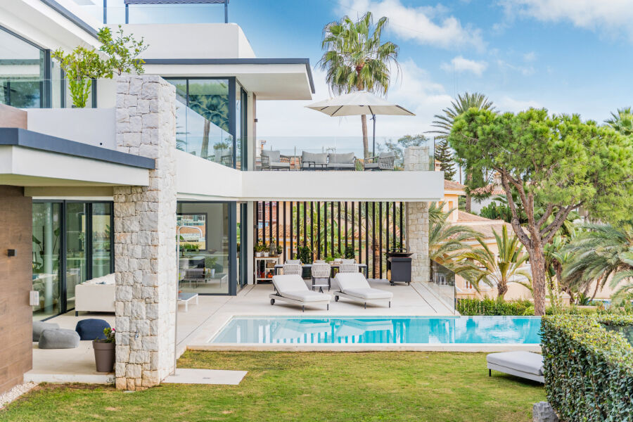 Villa View - Luxury Beachside Retreat in Marbesa, Marbella East