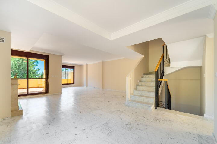 Corona de Nagüeles 17 - Corner Townhouse with Great Potential in Nagüeles, Marbella Golden Mile