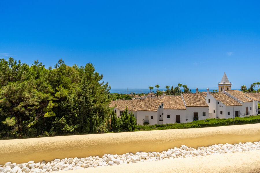 Corona de Nagüeles 17 - Casa adosada en esquina con gran potencial en Nagüeles, Milla de Oro de Marbella