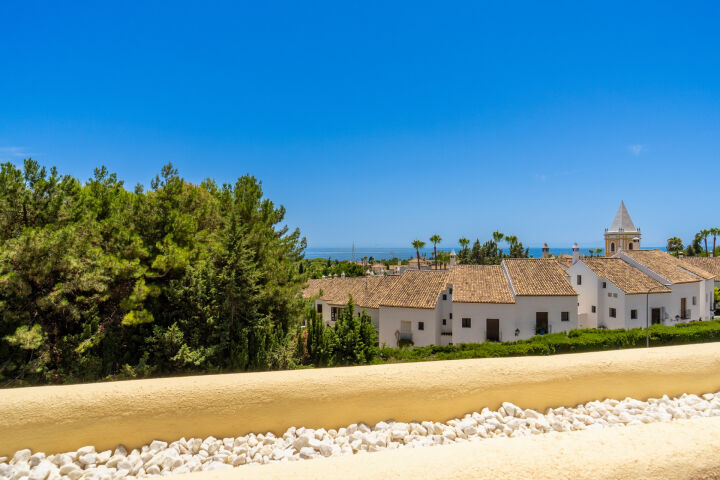 Corona de Nagüeles 17 - Corner Townhouse with Great Potential in Nagüeles, Marbella Golden Mile