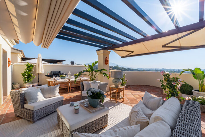 Sanlucar Duplex Penthouse - Residence with spectacular golf and panoramic sea views in Capanes del Golf, Nueva Andalucia