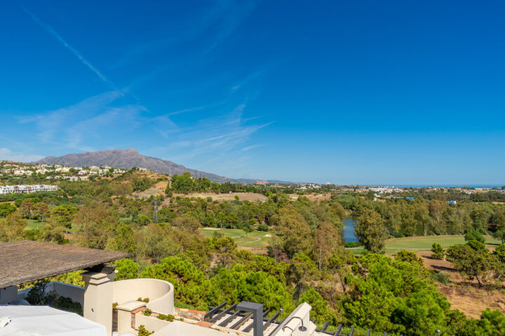 Sanlucar Duplex Penthouse - Residence with spectacular golf and panoramic sea views in Capanes del Golf, Nueva Andalucia