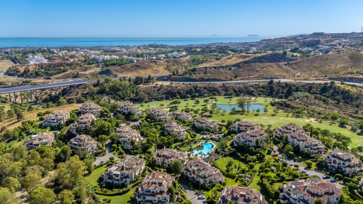 Sanlucar Duplex Penthouse - Residence with spectacular golf and panoramic sea views in Capanes del Golf, Nueva Andalucia