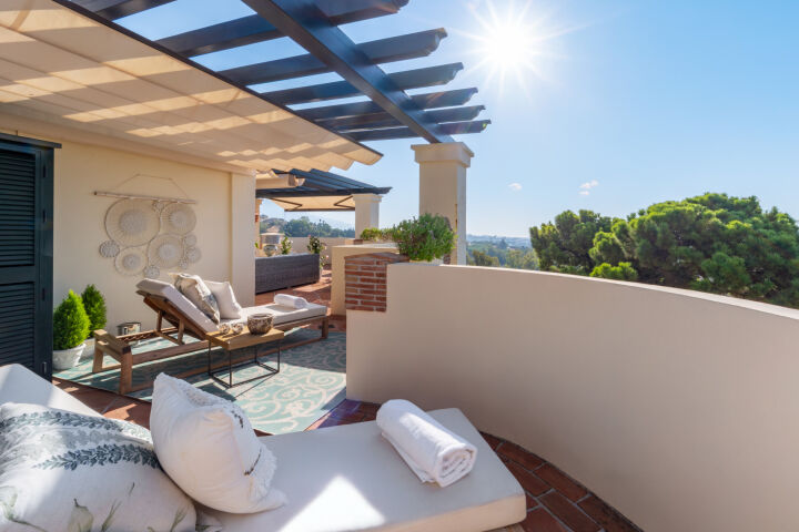 Sanlucar Duplex Penthouse - Residence with spectacular golf and panoramic sea views in Capanes del Golf, Nueva Andalucia