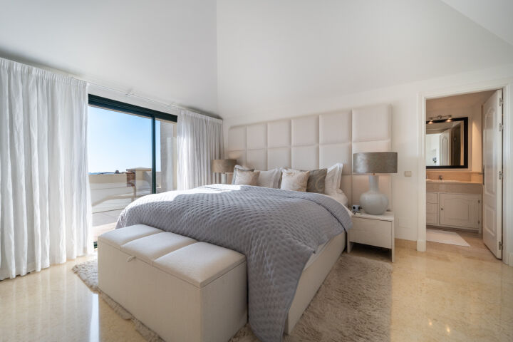 Sanlucar Duplex Penthouse - Residence with spectacular golf and panoramic sea views in Capanes del Golf, Nueva Andalucia