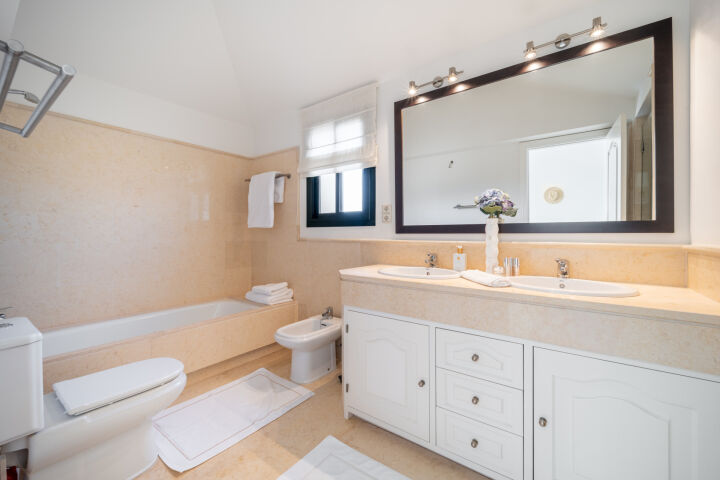Sanlucar Duplex Penthouse - Residence with spectacular golf and panoramic sea views in Capanes del Golf, Nueva Andalucia