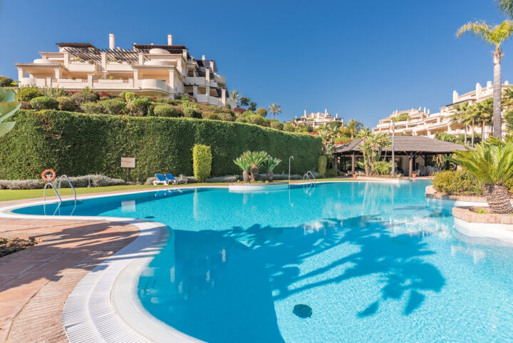 Sanlucar Duplex Penthouse - Residence with spectacular golf and panoramic sea views in Capanes del Golf, Nueva Andalucia