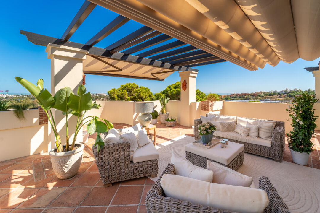 Sanlucar Duplex Penthouse - Residence with spectacular golf and panoramic sea views in Capanes del Golf, Nueva Andalucia