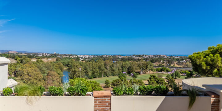 Sanlucar Duplex Penthouse - Residence with spectacular golf and panoramic sea views in Capanes del Golf, Nueva Andalucia