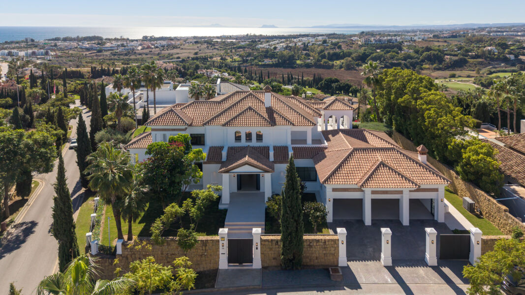 Villa Azur - A Modern Andalusian Sanctuary in Los Flamingos, Benahavís