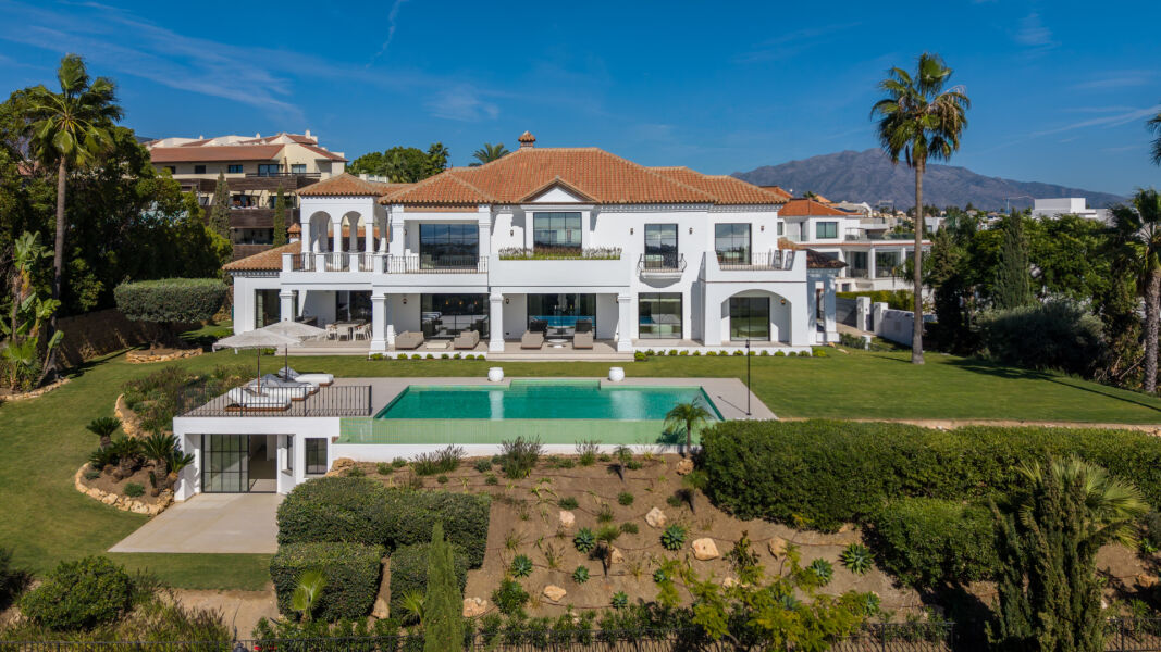 Villa Azur - A Modern Andalusian Sanctuary in Los Flamingos, Benahavís