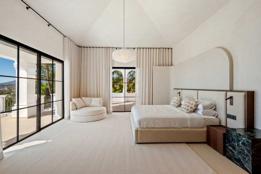 Villa Azur - A Modern Andalusian Sanctuary in Los Flamingos, Benahavís