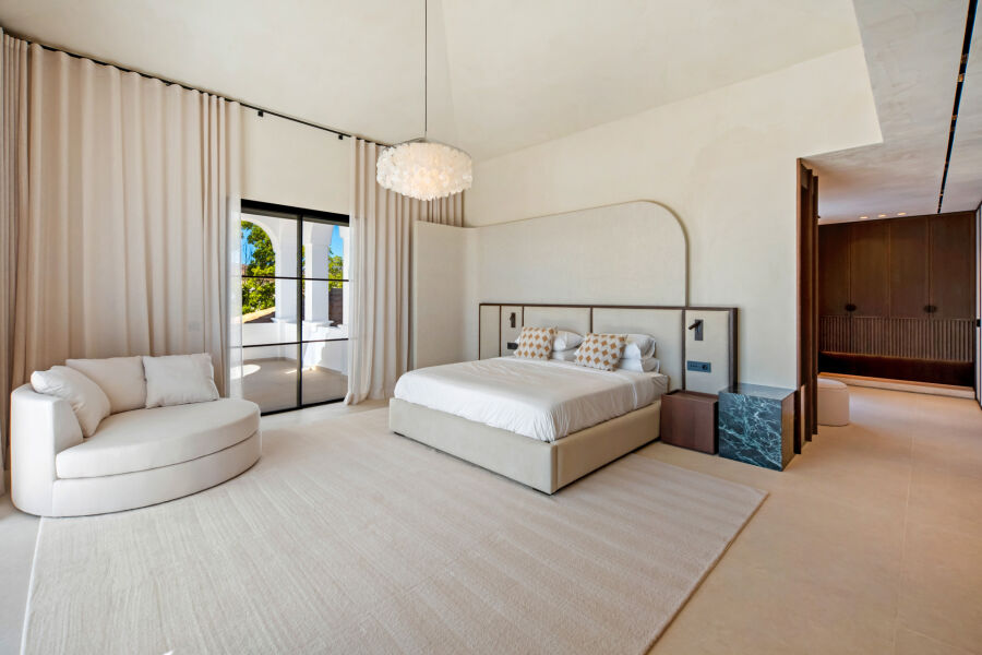 Villa Azur - A Modern Andalusian Sanctuary in Los Flamingos, Benahavís